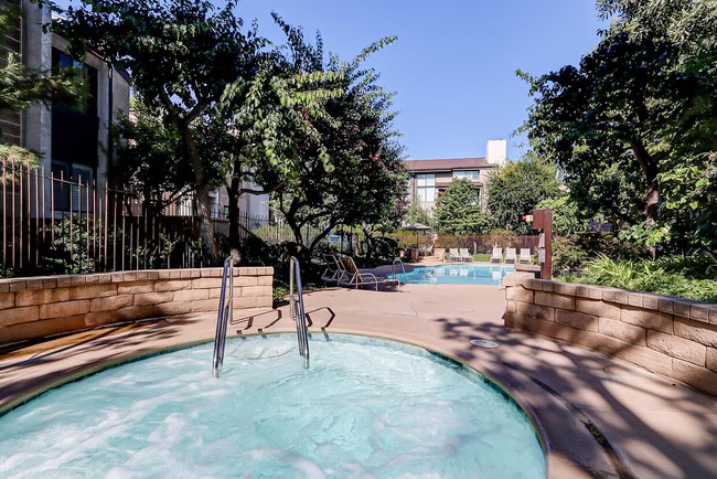 Foto del edificio - 8675 Falmouth Ave