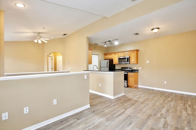 Building Photo - Charming 1/1 Spacious Condo Located in Cre...