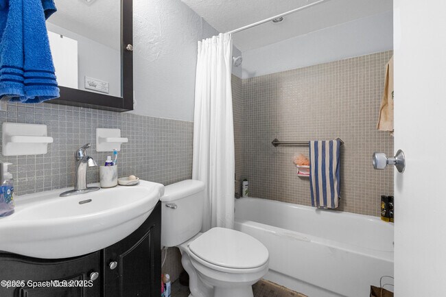 Foto del edificio - 250 N Banana River Dr