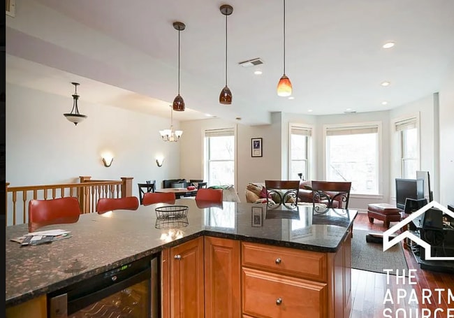 Building Photo - 665 W Cornelia Ave