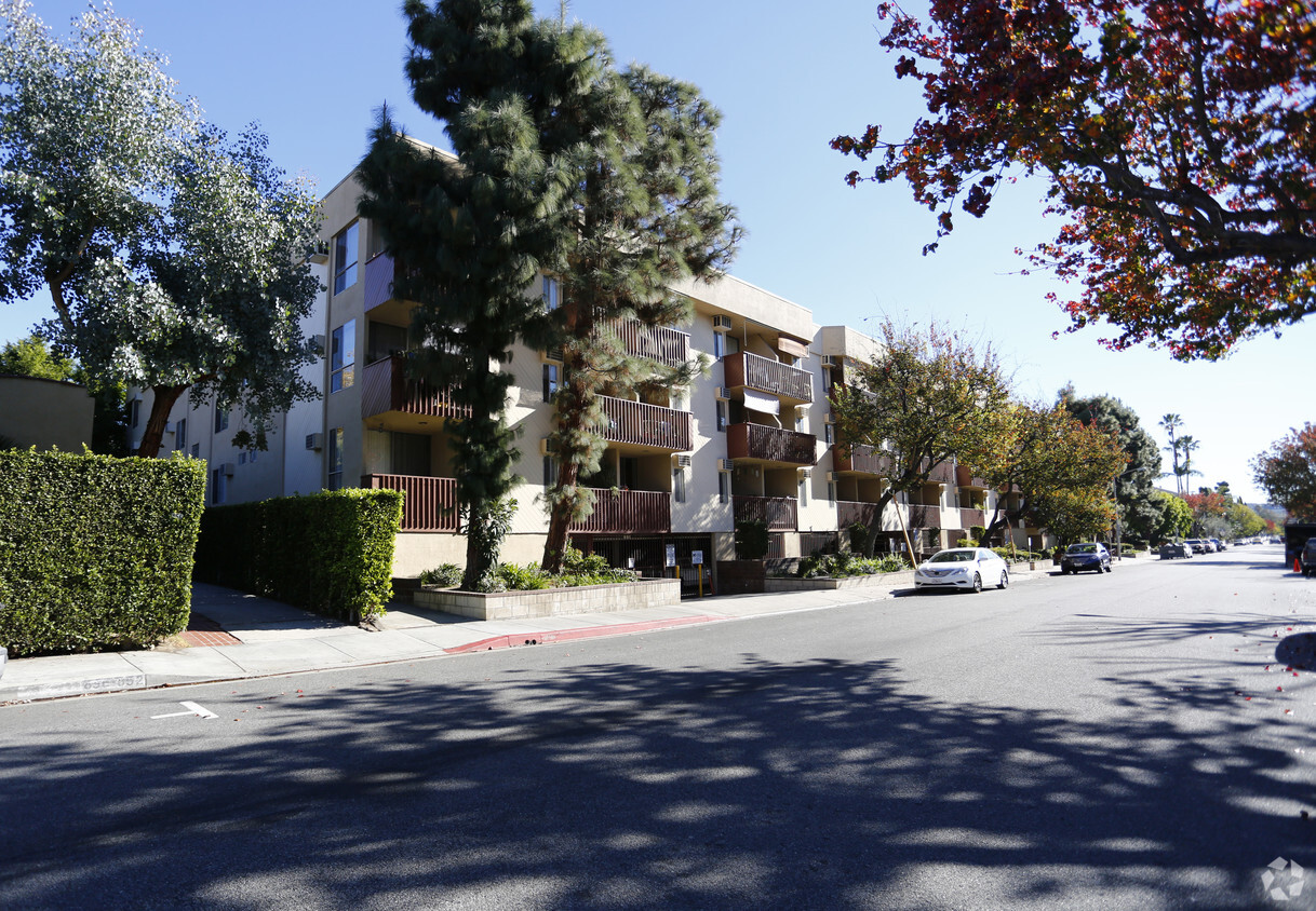 Primary Photo - West Knoll Apartments