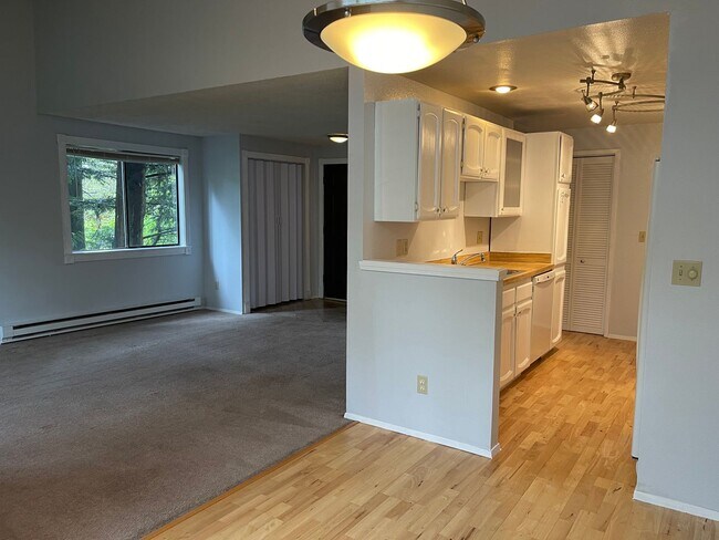 Foto del edificio - Spacious 2bd Condo in Lake Forest Park