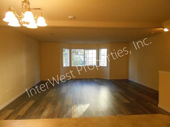 Foto del edificio - Beautiful Townhouse in Sellwood! Wood Floo...