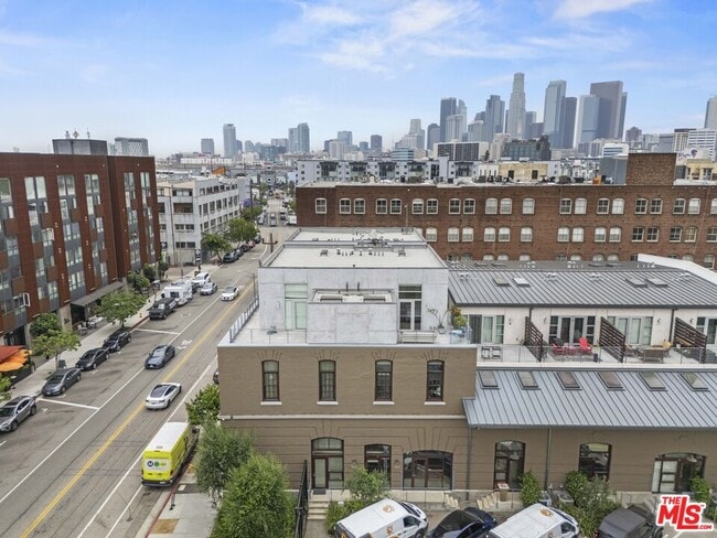 Building Photo - 940 E 2nd St