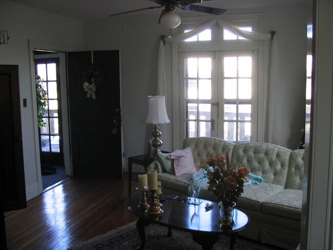 living room - 3001 W Grace St