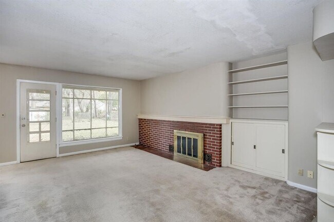 Building Photo - 1542 N Salina Ave