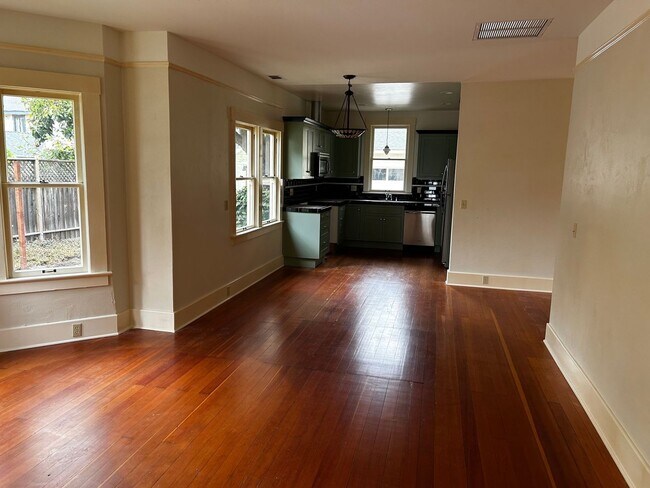 Foto del edificio - **Price Reduction** 2bd/2ba house with a garage available on Pismo Street.