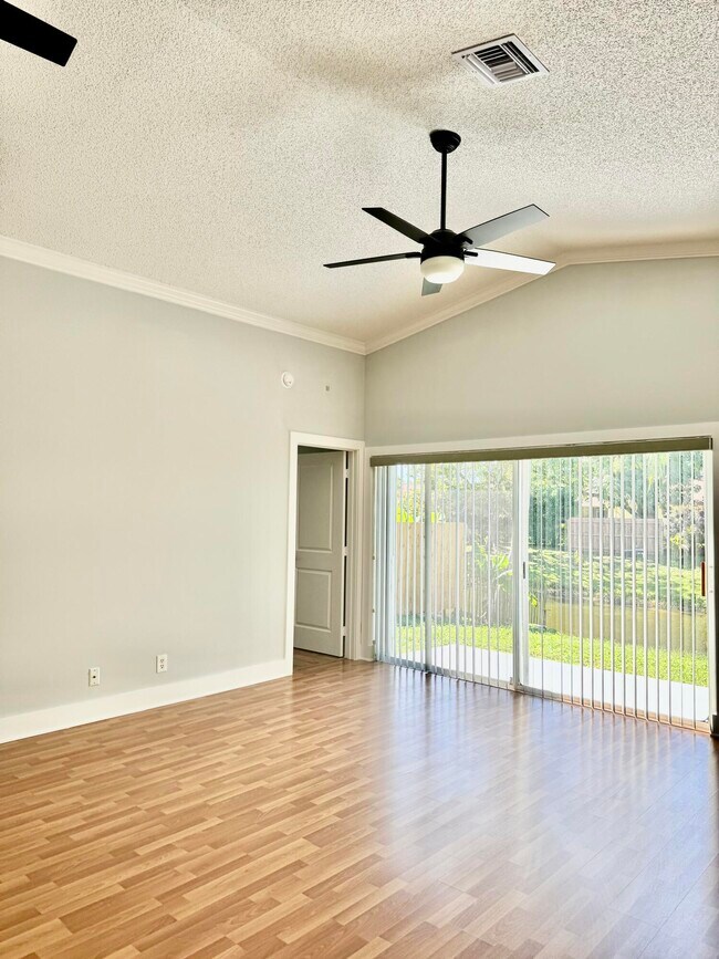 Foto del edificio - 1368 Waterway Cove Dr