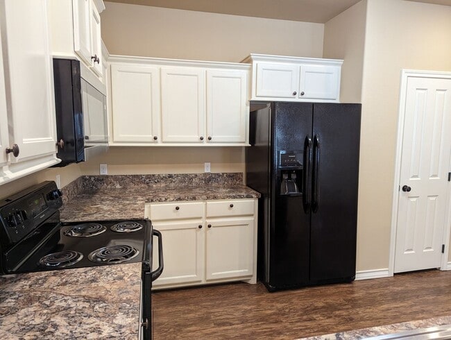 Building Photo - High-end Duplex in Frenship District