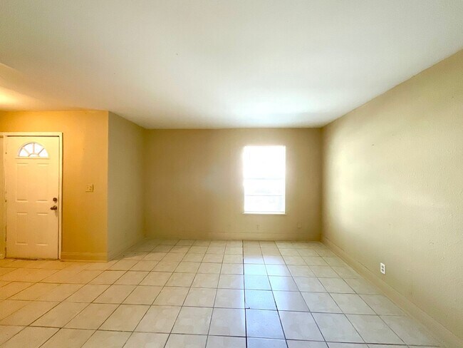 Foto del edificio - Available NOW! Prime Location 3-Bedroom, 2...