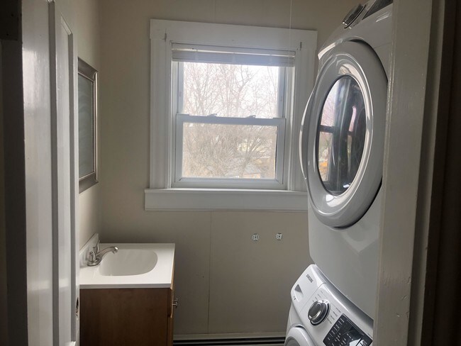 Foto del edificio - 4 bedroom in Woonsocket RI 02895