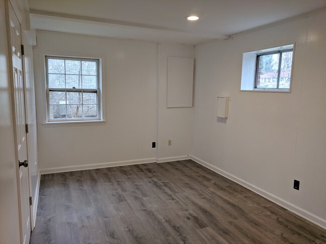 Building Photo - 11211 Willowbrook Dr