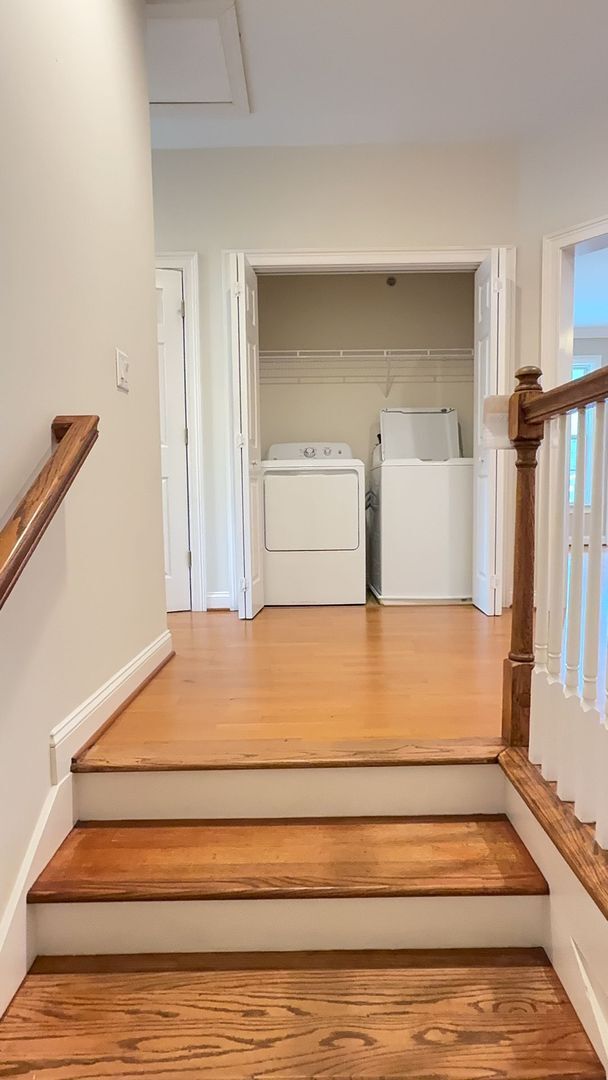Foto del edificio - Second Floor Flat with 3 BR/ 3 BA and a 2 ...