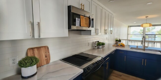 Building Photo - 5215 Marina Pacifica Dr S
