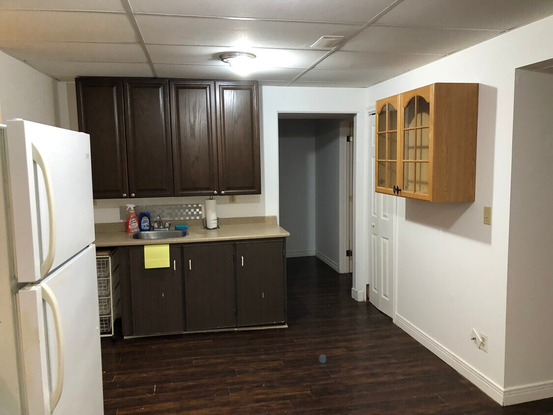 Kitchen - 976 Glenhare St
