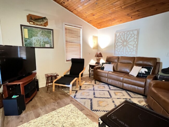 Foto del edificio - 1546 Hideaway Rd