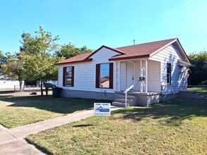 Building Photo - 902 Evetts Rd