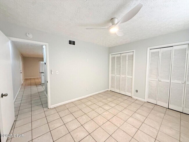 Foto del edificio - 4113 Holiday Dr
