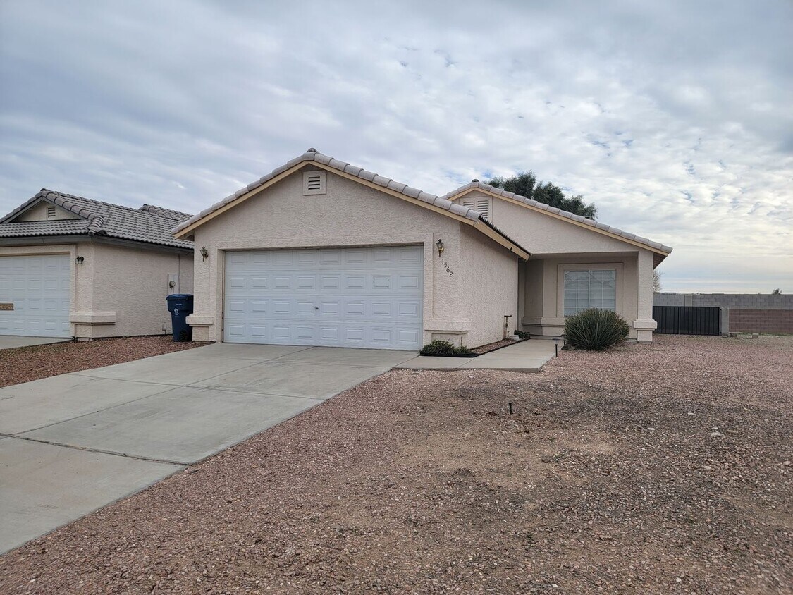 Primary Photo - Newly Remodeled 3 Bedroom Home in Bullhead...