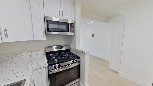 Interior Photo - 437-443 W Valencia Dr