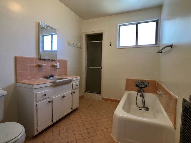 Foto del edificio - Bright, Spacious 2Bd 1Ba Unit within walking distance of UCLA and Westwood Village