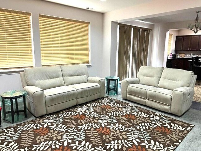 Foto del edificio - Spacious 4-Bed Home with Loft & Covered Patio in North Creek