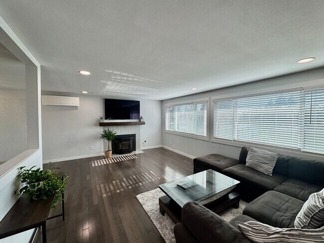 Foto del edificio - 4-Bedroom Kirkland Home on Large Corner Lot with A/C & Expansive Backyard