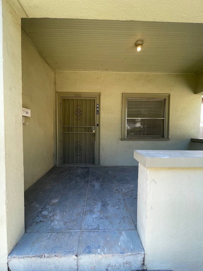 Building Photo - 841 E Weldon Ave