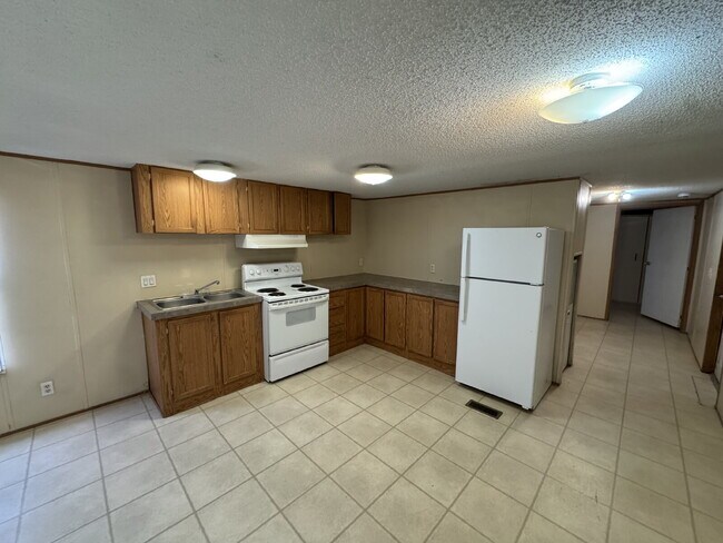 Foto del edificio - MOVE IN SPECIAL- Charming 3-Bed Retreat in Shallowater with Cozy 840 Sq Ft Living Space!