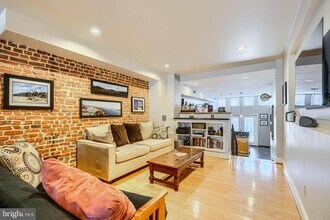 Building Photo - 542 E Clement St