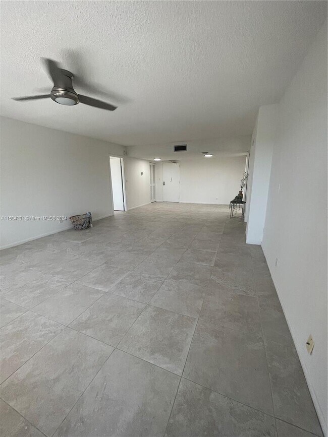 Foto del edificio - 10777 West Sample Road Apt #618, Coral Spr...