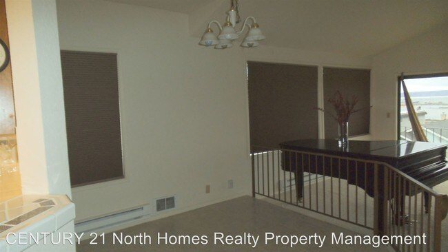 Building Photo - 3 br, 2 bath House - 2201 Grand Ave #4