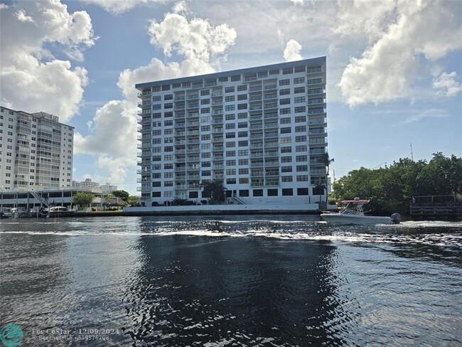 Foto del edificio - 1401 N Riverside Dr