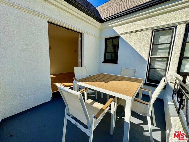 Foto del edificio - 9010 Burton Way