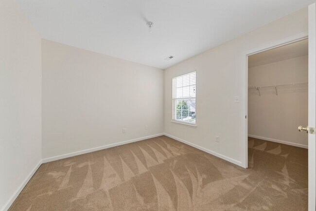 Building Photo - 334 Wild Oak Dr