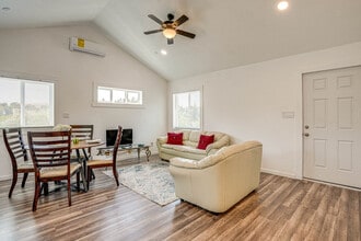 Building Photo - 1120 Sunrise Hill