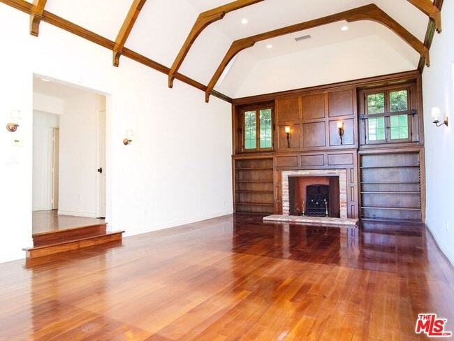 Building Photo - 2239 Vista Del Mar Pl
