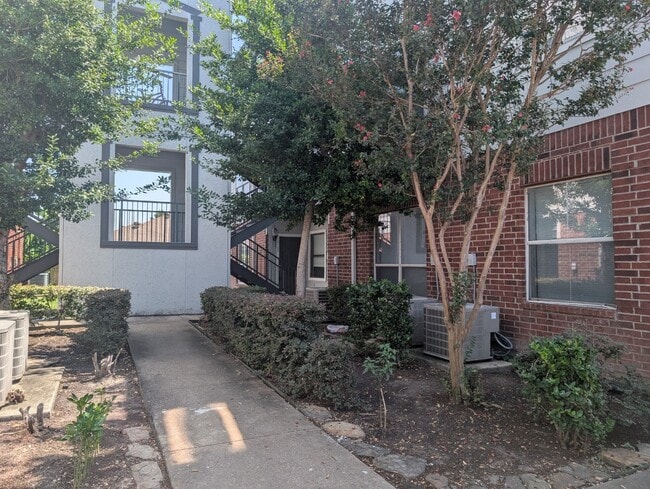 Building Photo - 6289 Wilcrest Dr