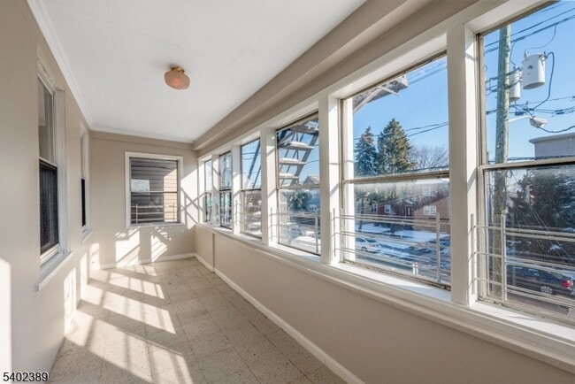 Foto del edificio - 525 Maple Ave