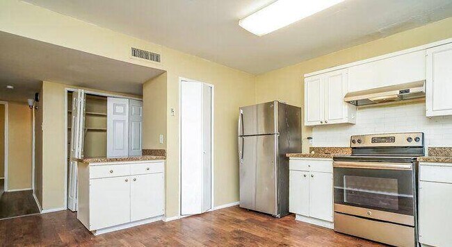 Building Photo - 3214 Greentree Dr