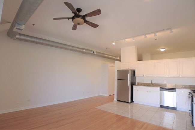 Building Photo - 1000 E 53rd St