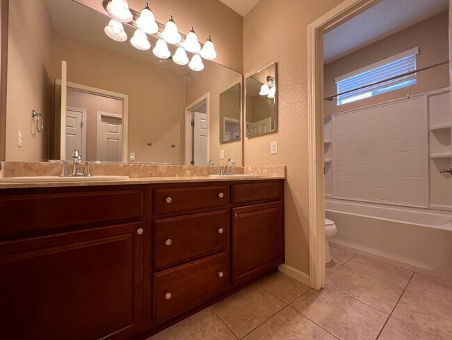 Foto del edificio - 3 Bedroom 2.5 Bath Home on Virgina Lakes Reno