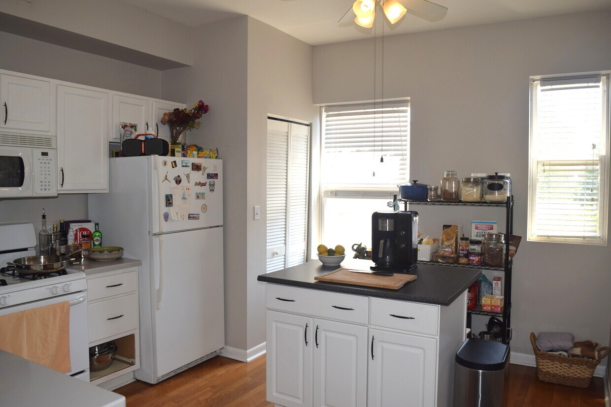 Primary Photo - 4909 N Avers Ave
