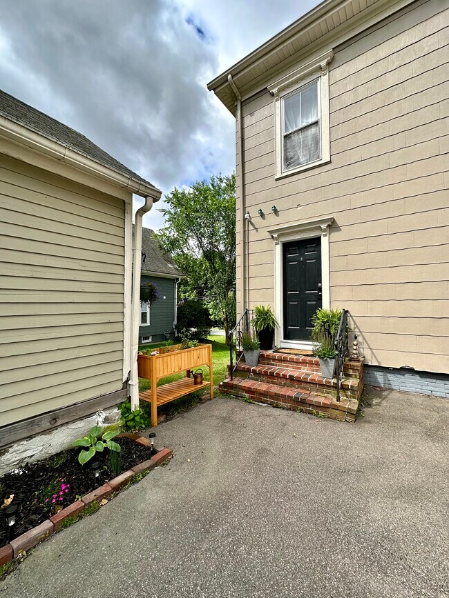 Back Entrance - 21 School St