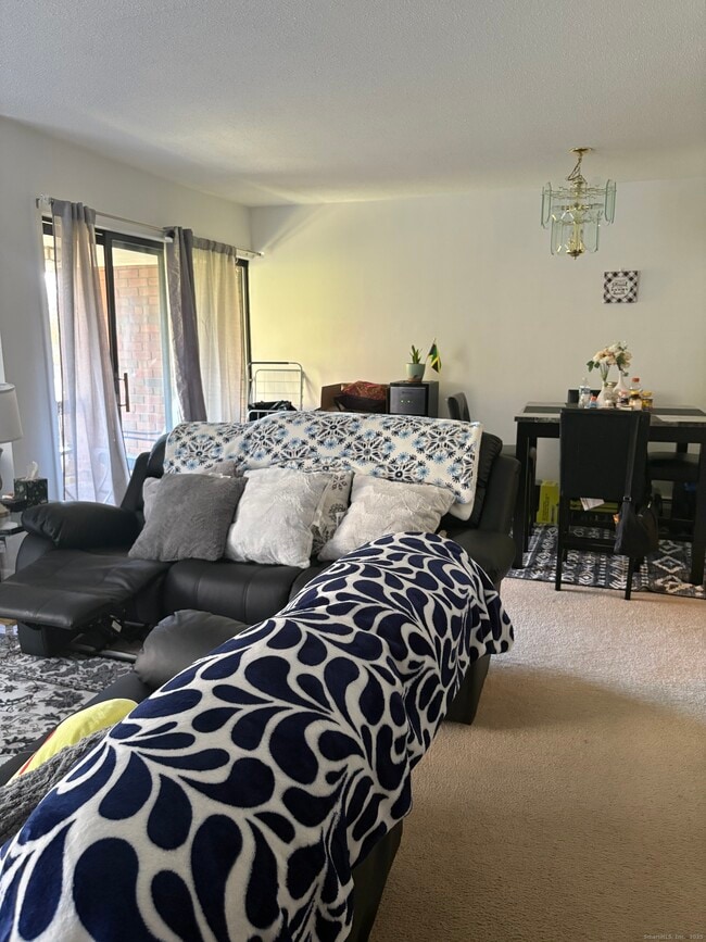 Foto del edificio - 962 High Path Rd