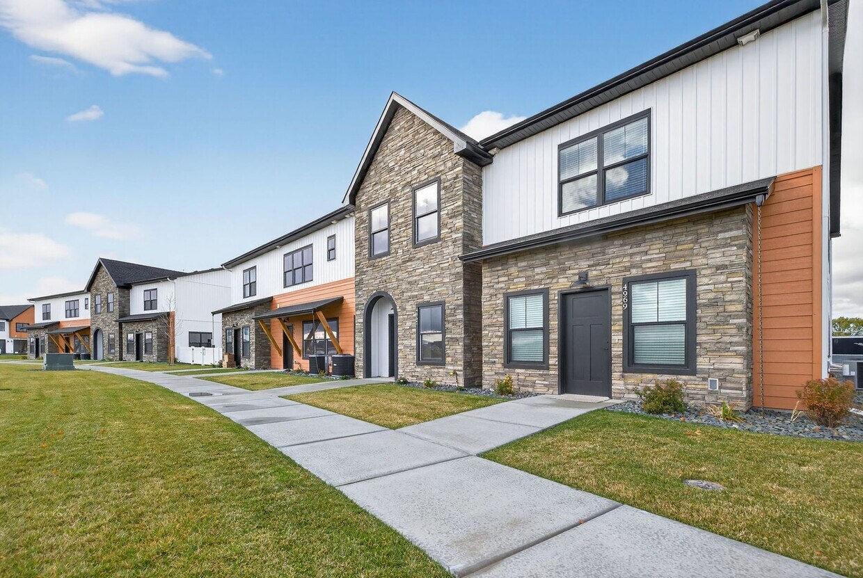 Foto principal - BRAND NEW3 BED 2.5 BATH TOWNHOME WITH 2 ST...