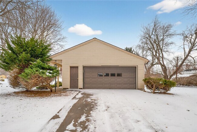 Foto del edificio - 14 Kingswood Dr