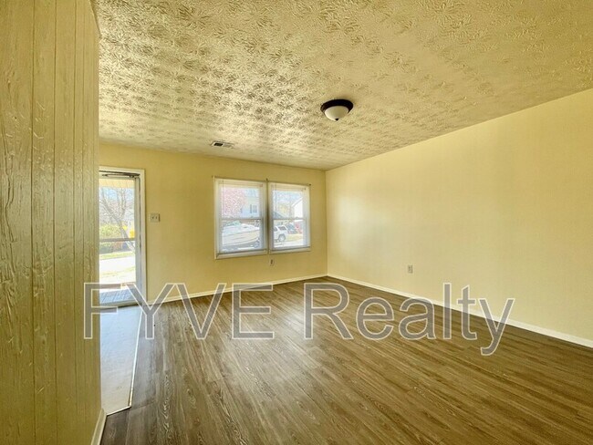 Foto del edificio - 649 Chapelview Dr