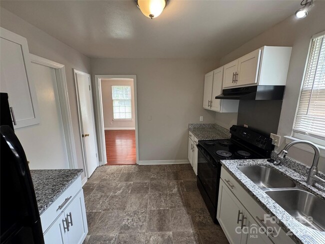 Foto del edificio - 2116 Finchley Dr