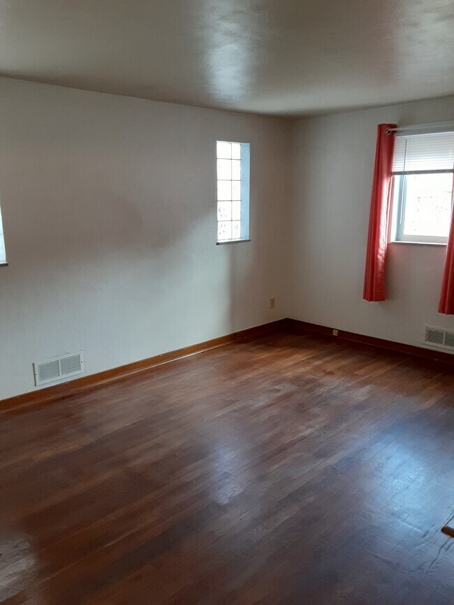 Livingroom - 1324 Kenberma Ave